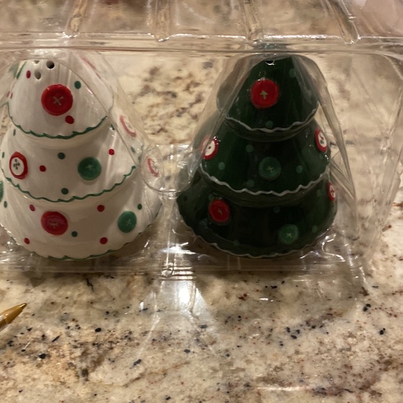 Vintage holiday Christmas tree salt pepper shakers - Picture 6 of 6